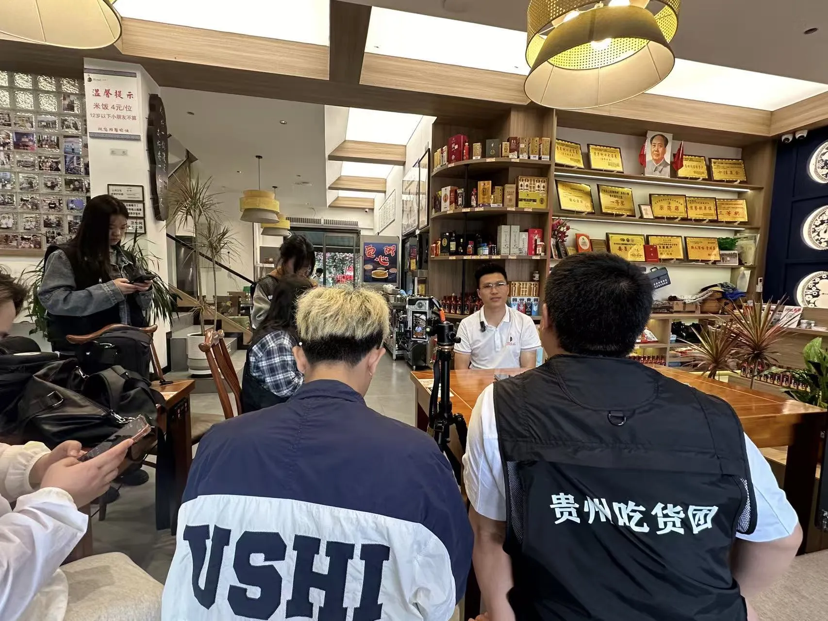 贵州吃货团携非洲籍网红探访安顺美食，点赞黄果树景区黔人百味酸汤鱼