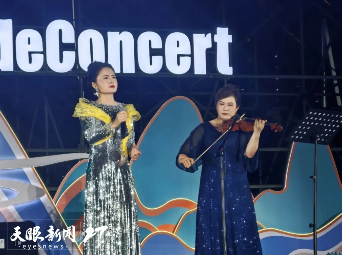贵阳路边音乐会“王韦韦和她的朋友们”演出专场在筑城广场上演