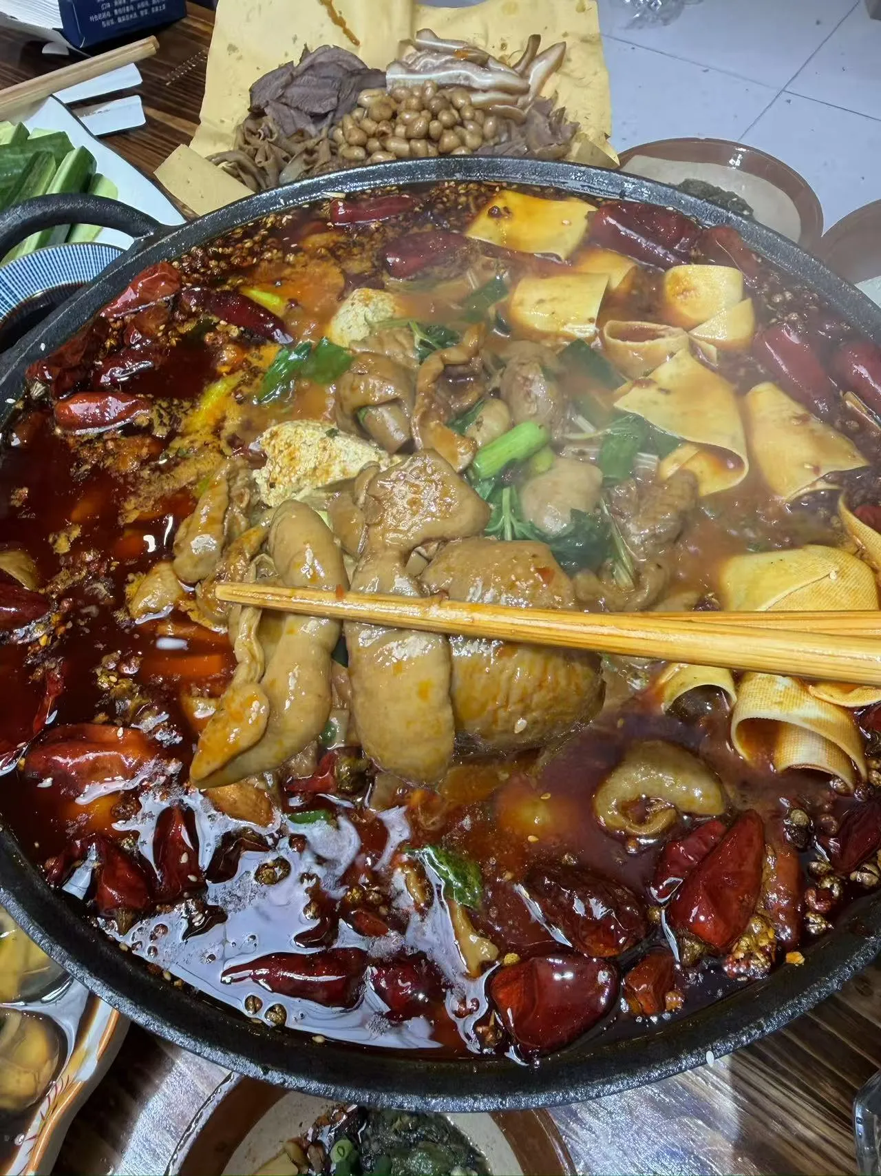 贵阳攻略：来贵阳避开市区人挤人的网红街，观山湖这三个地方，才是本地吃货的秘密食堂。