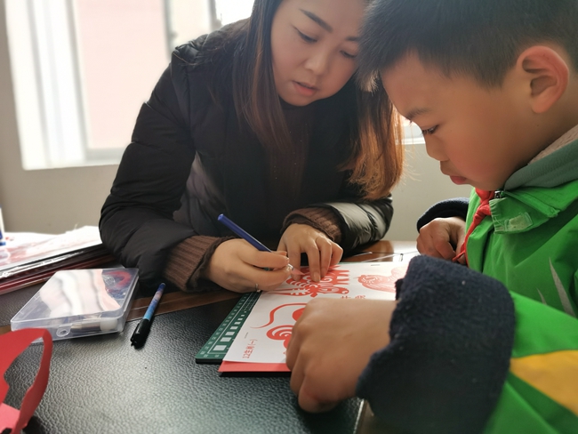 任启艳老师在辅导学生.jpg
