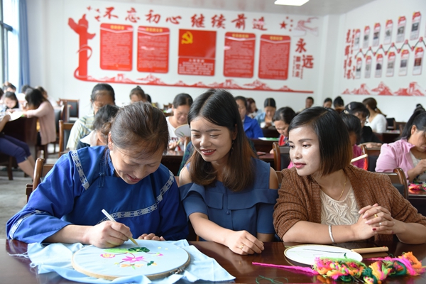 易地扶贫搬迁社区刺绣培训班（李安生摄）_副本.jpg
