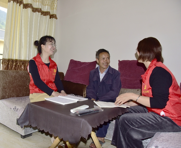 志愿者在易地扶贫搬迁社区开展服务活动（李安生摄）_副本.jpg