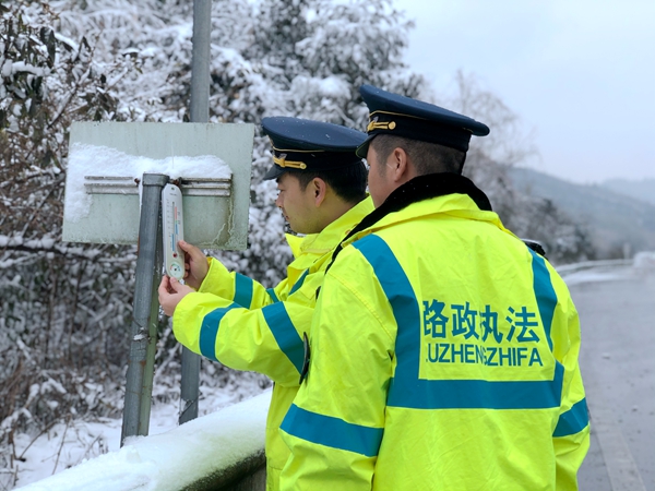 2021年1月17日，S25沿榕高速思剑段镇远管段；路政人员在错时巡查过程中查看路段气温观测点温度情况，凯里高速公路管理处镇远路政执法大队（李倩怡 摄）.JPG_副本.jpg