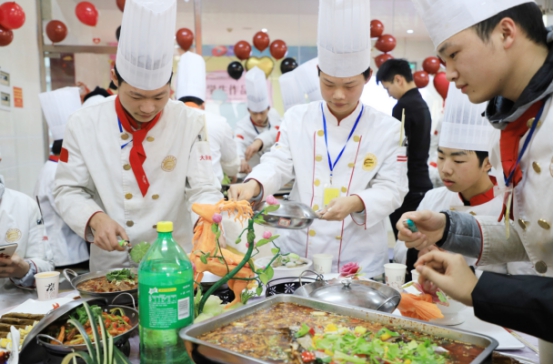 直击年宴制作现场，用亲手制作的年夜饭，开启牛气满满的新一年！