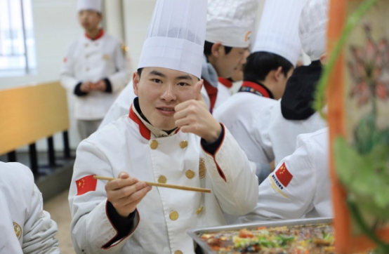 直击年宴制作现场，用亲手制作的年夜饭，开启牛气满满的新一年！