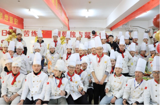 直击年宴制作现场，用亲手制作的年夜饭，开启牛气满满的新一年！