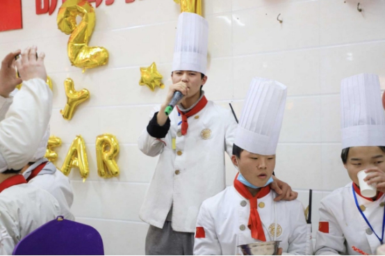直击年宴制作现场，用亲手制作的年夜饭，开启牛气满满的新一年！