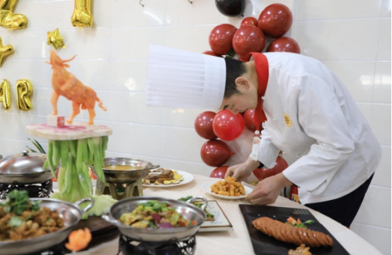 直击年宴制作现场，用亲手制作的年夜饭，开启牛气满满的新一年！