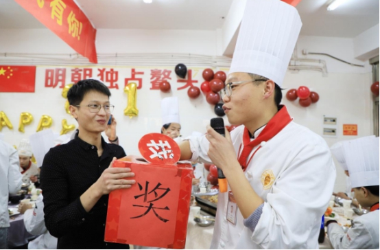 直击年宴制作现场，用亲手制作的年夜饭，开启牛气满满的新一年！