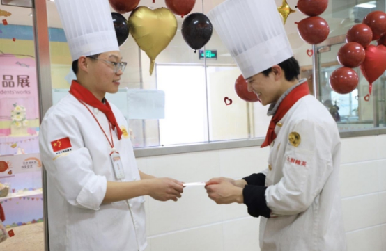 直击年宴制作现场，用亲手制作的年夜饭，开启牛气满满的新一年！