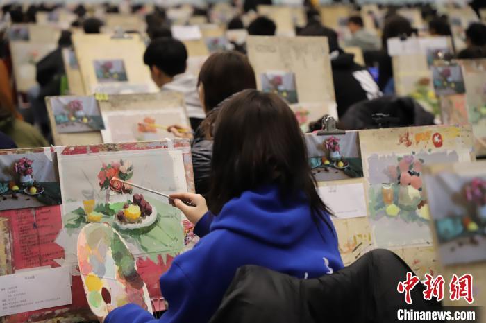 资料图： 联考现场，考生进行现场作画。胡俊 摄