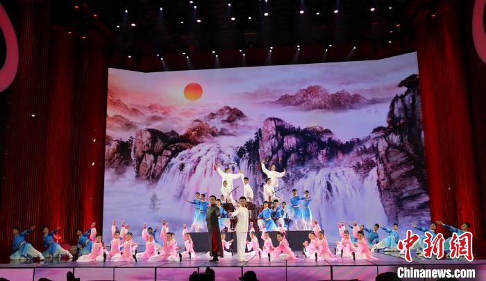 图为塔沟武校参加2015年央视春晚演出《江山如画》 (资料图)受访者供图