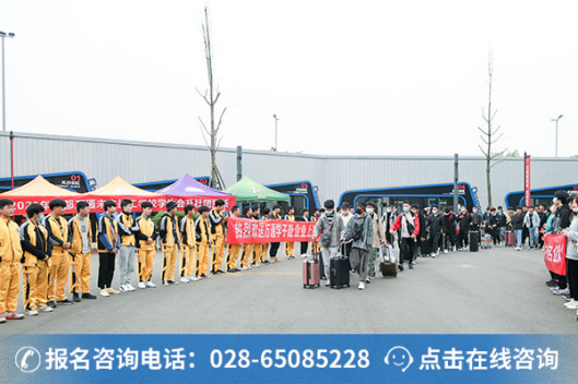 成都万通2021届学子顺利毕业，奔赴新征程！