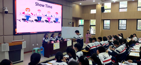 彭静老师正在上课_副本.png