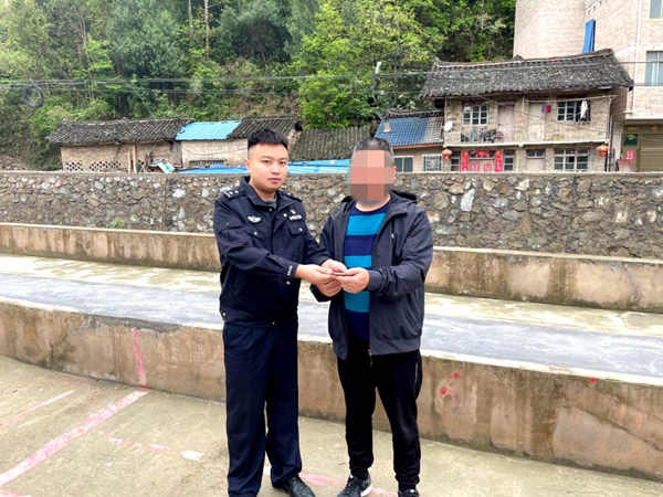 民警将遗失手机交还给龙某_副本.jpg