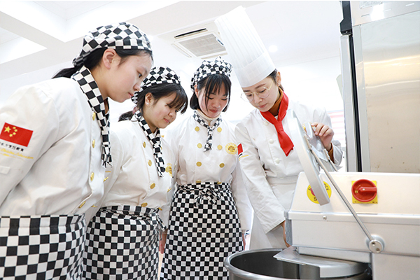 【热门专业】初中女生学西点，让未来大放光彩！