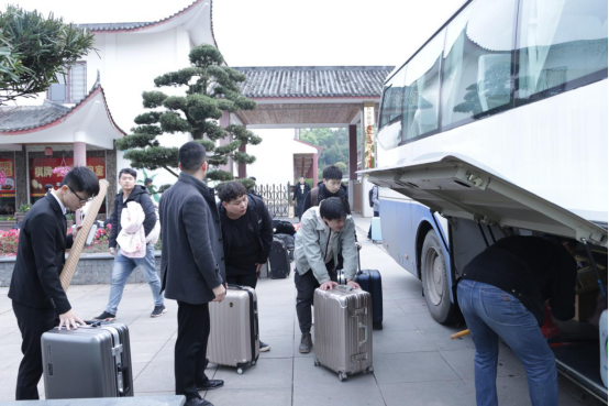 长沙新华32名毕业生高薪入职小男孩信息科技