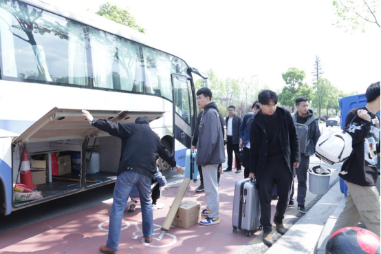 长沙新华32名毕业生高薪入职小男孩信息科技