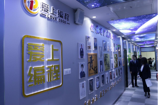 长沙新华32名毕业生高薪入职小男孩信息科技