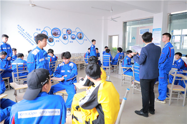企业来校为学子开展岗前技能强化培训，上岗后更快上手！