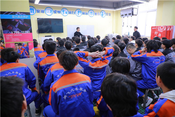 企业来校为学子开展岗前技能强化培训，上岗后更快上手！