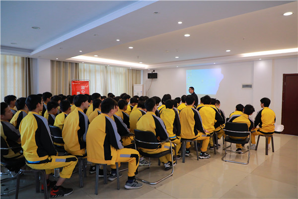 企业来校为学子开展岗前技能强化培训，上岗后更快上手！