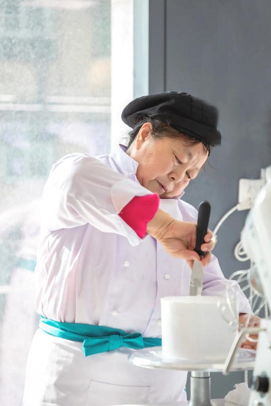 六旬阿姨来湖南优美学西点！用实力告诉大家什么是活出年轻态！