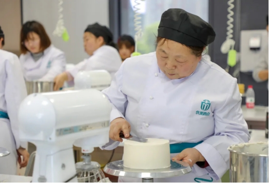 六旬阿姨来湖南优美学西点！用实力告诉大家什么是活出年轻态！