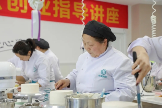 六旬阿姨来湖南优美学西点！用实力告诉大家什么是活出年轻态！