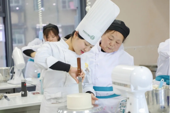 六旬阿姨来湖南优美学西点！用实力告诉大家什么是活出年轻态！