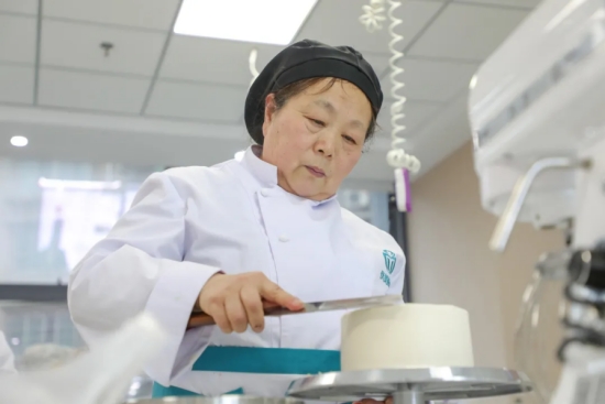 六旬阿姨来湖南优美学西点！用实力告诉大家什么是活出年轻态！