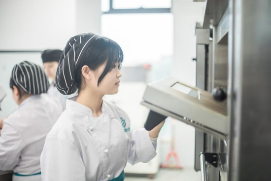 年少有志，勇敢前行，追梦路上，你与时光俱倾城