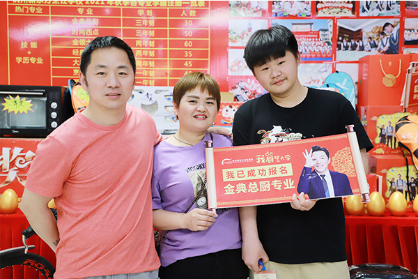【择校日记】这些组团来杭州新东方报名的学子告诉你：烹饪院校有多吃香！