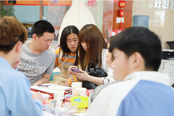 【择校日记】这些组团来杭州新东方报名的学子告诉你：烹饪院校有多吃香！