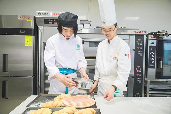 青春纪念册，19岁少年高中毕业学西点，不做迷茫的00后