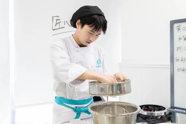 青春励志敢闯，我有万丈光芒。高三毕业后，他送给了自己一份名为“技术”的礼物