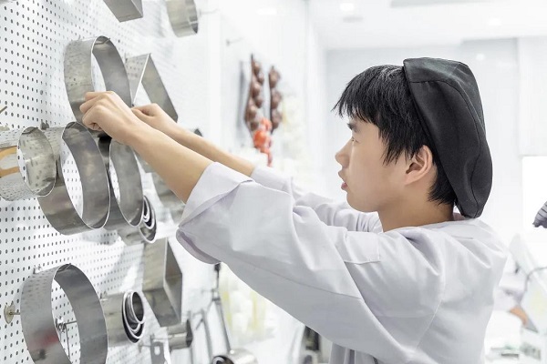 青春励志敢闯，我有万丈光芒。高三毕业后，他送给了自己一份名为“技术”的礼物