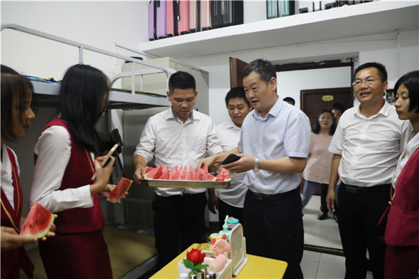 炎炎夏日·清凉慰问丨江西万通校长为新生们送瓜上门啦