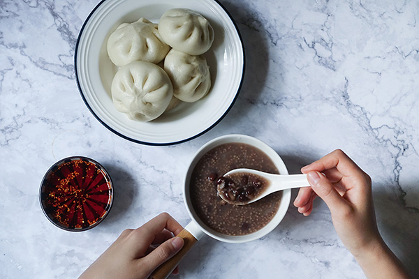 包子铺、煎饼摊、面条店……是什么吸引创业者投资早餐店？