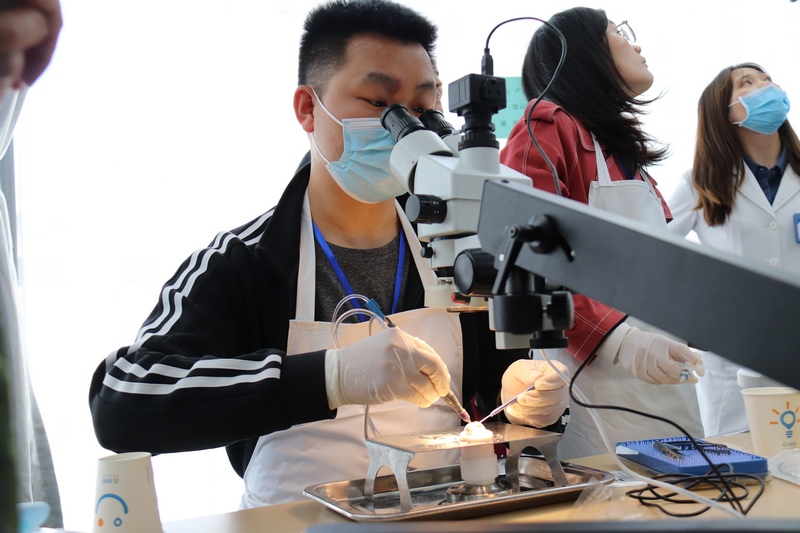 现场指导学员进行实操。