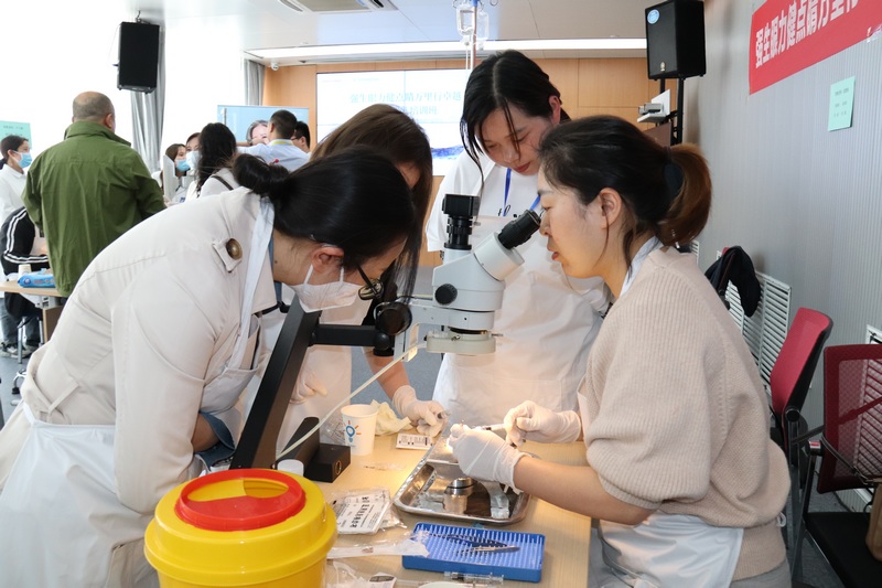 现场指导学员进行实操。