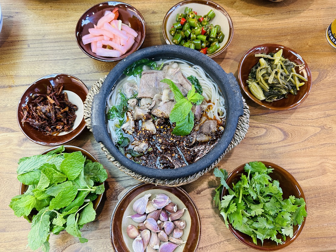 贵阳人的夜宵有多丰富？从一碗粉到一桌火锅，夜晚正在变成另一种生活场景