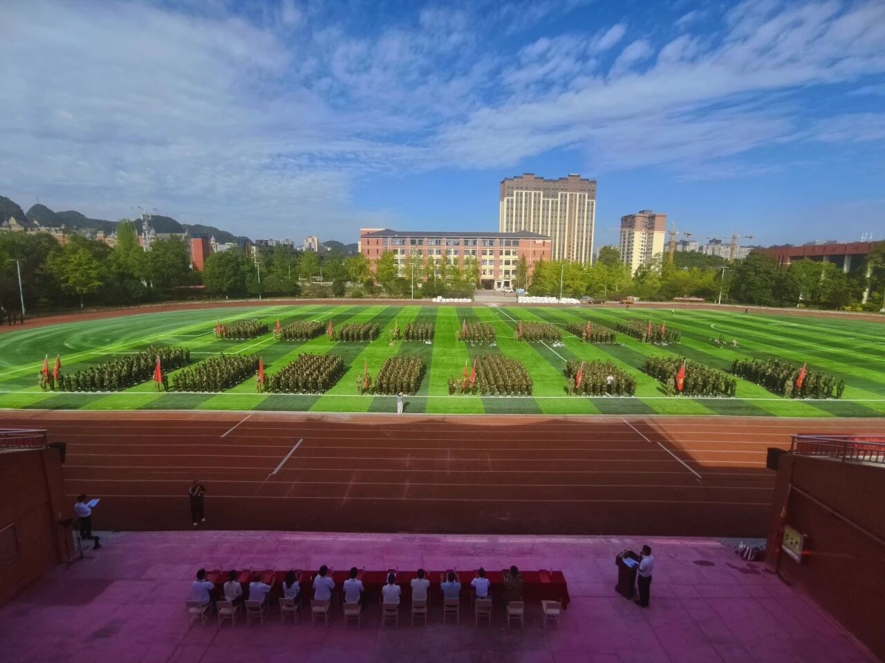淬炼军旅风骨·锻造工匠青春——贵州应用技术职业学院举行2026 级新生军训开训动员仪式