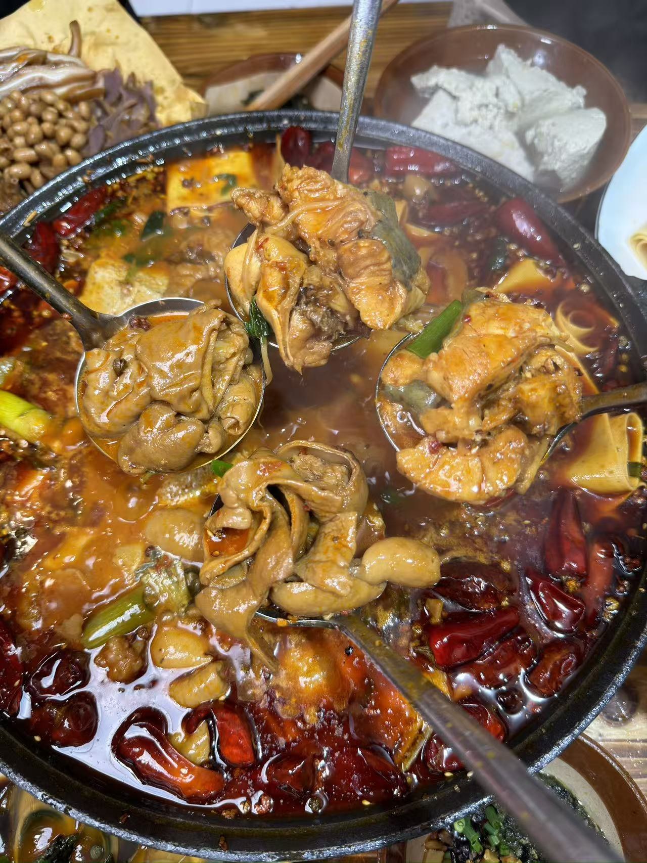贵州陈小小：盘点贵阳五家小众但巨巨巨好吃，我超怕倒闭的神仙火锅店。家家都是米饭收割机。
