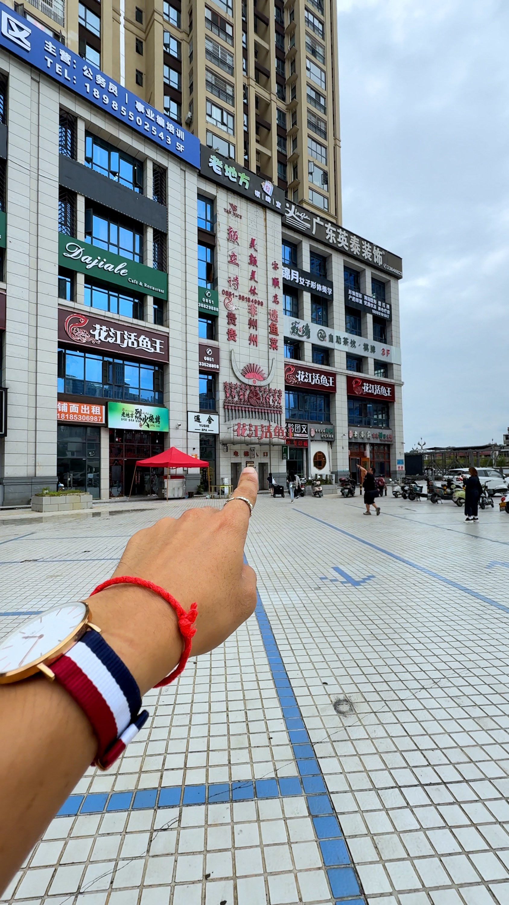 贵州吃货团：花江活鱼王，安顺的大型苗寨风情餐厅