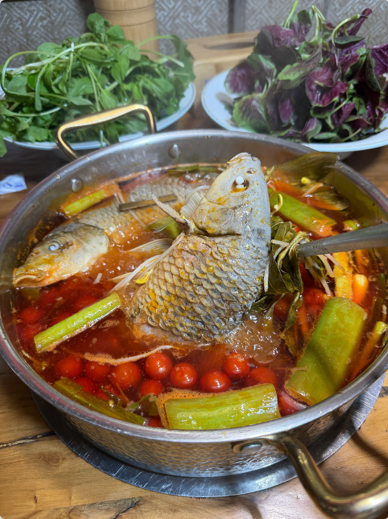贵阳美食故事: 忆苗香酸汤鱼，不去鱼鳞不去内脏，稻花鱼入酸汤煮出鲜嫩酸爽！