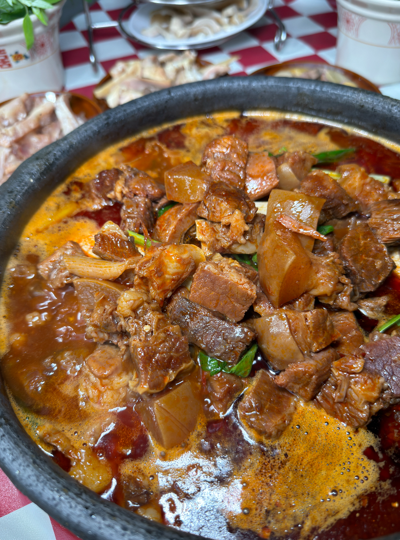 贵阳美食故事：唐俊云黄焖牛肉店坚持土坛慢焖：四五小时熬出挂勺浓汤，牛肉软糯入味。