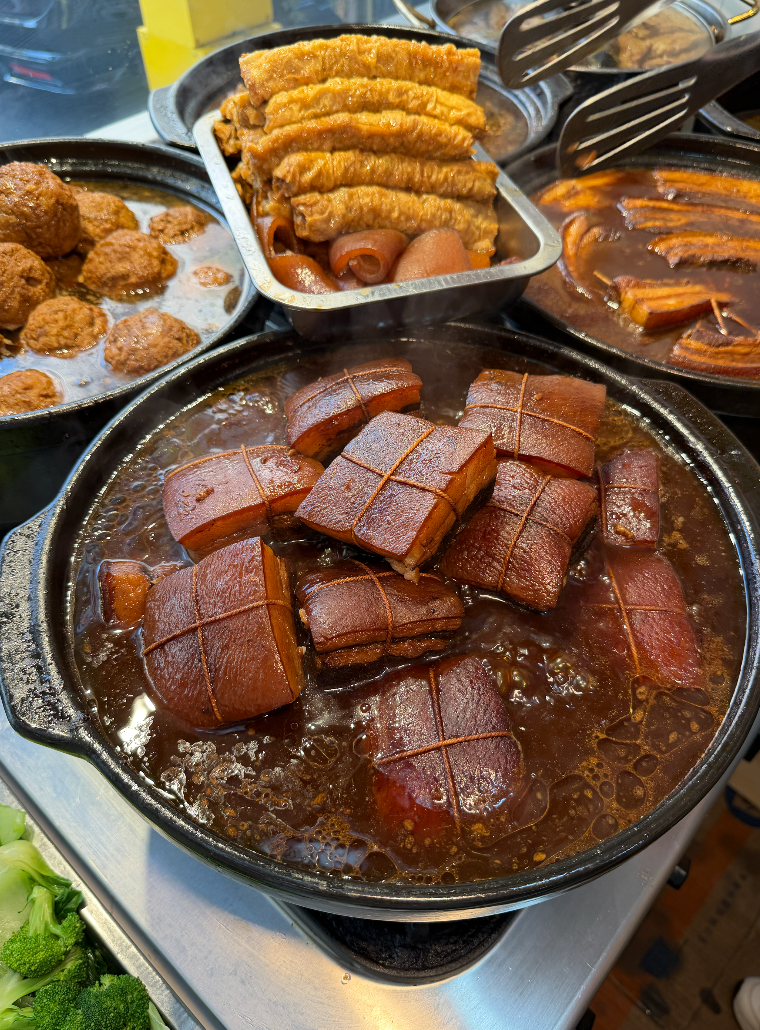 贵阳美食故事：不赖东坡肉，徐州老板在贵阳用本地厚五花肉慢炖出家乡味。