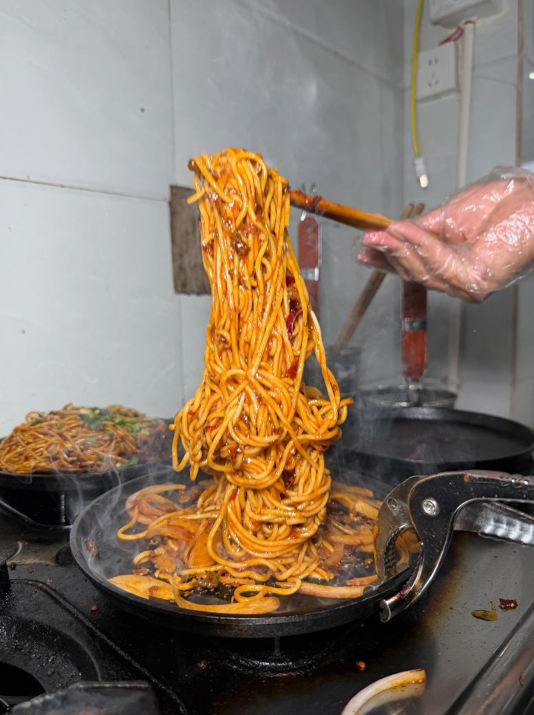 贵阳美食故事：贵阳铁板燃面走红街头，自研做法火六七年，新店开业天天排队。