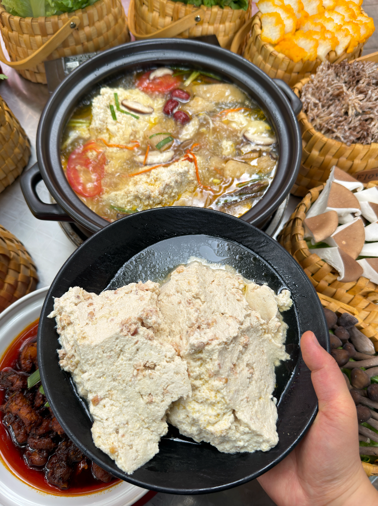 贵阳美食故事：彝三叔靠“骟鸡点豆腐”圈粉，从不敢吃到排队吃。